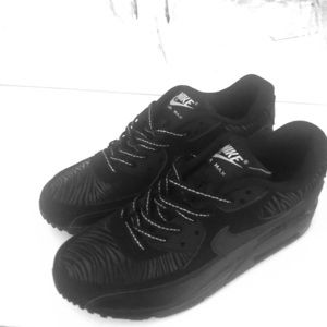 New black Nike Air Max women’s size 7 shoes